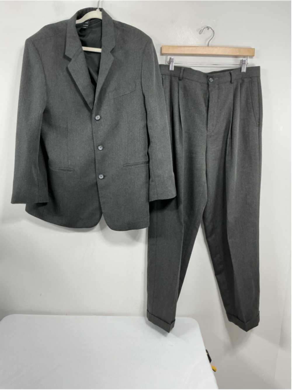 Mens Claiborne Two Piece Suit Gray Black Jacket 40 S Pants 33x30 Excellent